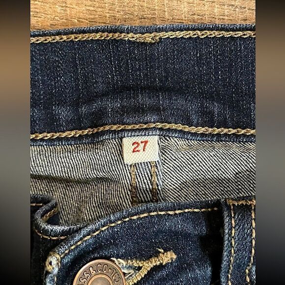 Women’s Levi’s, Mid-Rise, Dark-Wash, Cuffed, Denim Shorts. Size 27. - Picture 3 of 5